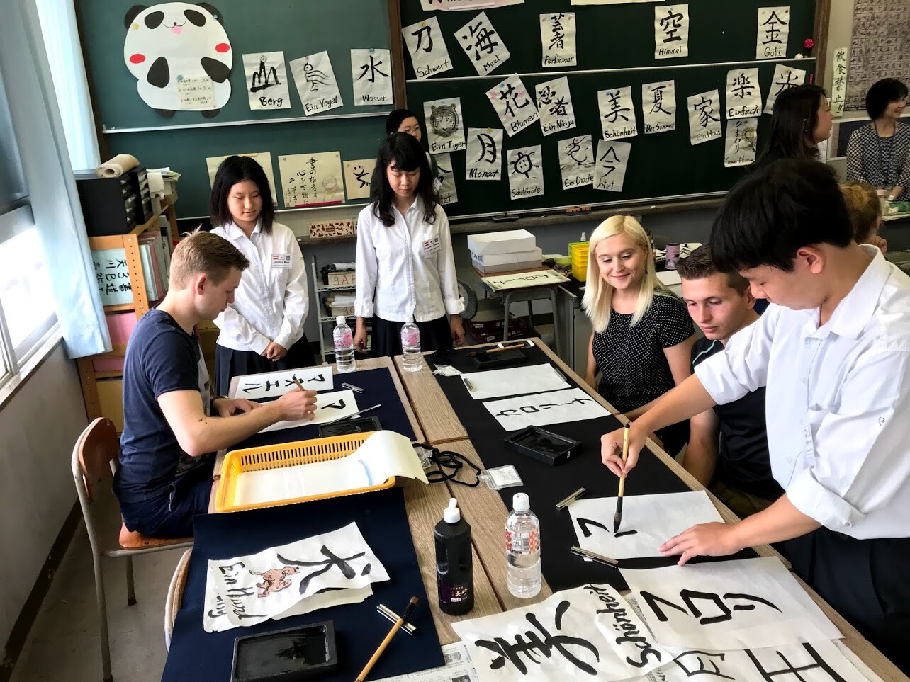 Österreichische Teilnehmer:innen lernen japanische Kalligraphie kennen (Kai-You-Kai 2018).