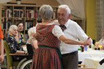 Tanzende HeimbewohnerInnen beim Sommerfest der SeniorInnenwohnanlage Aigen in Salzburg.