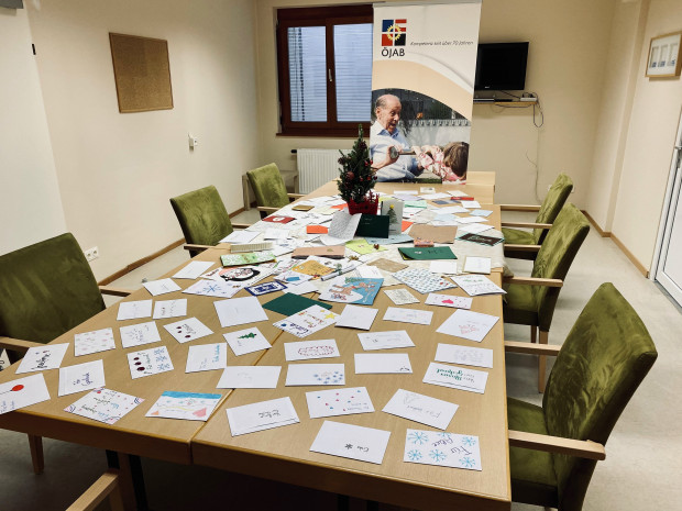 Handgeschriebene Briefe auf einem Tisch im Meetingraum der ÖJAB-SeniorInnenwohnanlage Aigen.