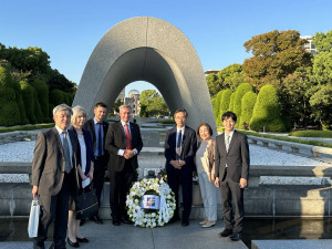Gruppenfoto vor der Gedenkstätte in Hiroshima