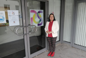 Lehrgangsleiterin Lenka Slepčíková vor dem Eingang der Pflegeschule der ÖJAB.