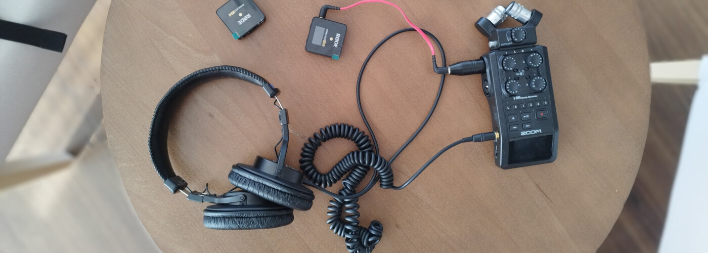 Podcast-Equipment auf Tisch liegend von oben fotografiert.