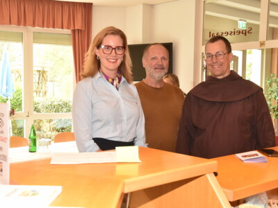Julia Preissegger Julius Potzmann und Pater Joe Unterberger