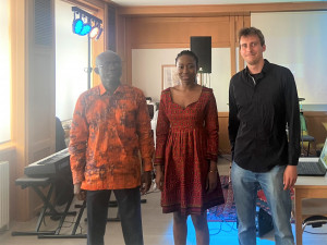 v.l.n.r.: Der stellvertretende Botschafter von Burkina Faso Francis K. Hien, ARBA-Präsidentin Dorcas Kisbedo und Oliver Böck, ÖJAB-Projektleitung für EZA beim Burkina Faso-Tag im Juni 2022.