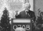 Als Dr. Bruno Buchwieser 1980 die neue Zentrale der ÖJAB in der Mittelgasse 16 eröffnete, erinnerte er auch an die Anfänge und zeigte ein Schild des ersten „Jungarbeiterinternats“. 