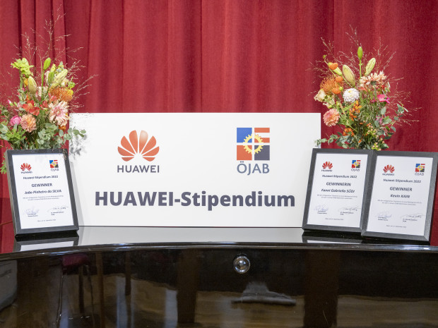 Stipendium-Urkunden und HUAWEI / ÖJAB Schild.