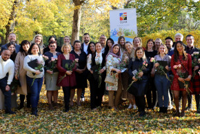 Die Absolventinnen und Absolventen der Pflegeschule der ÖJAB. Ebenfalls auf dem Bild zu sehen ist Franz Hundegger (ganz rechts hinten), Markus Felleitner-Goll (ganz links hinten), Theresa Antl (direkt vor ihm) und Monika Antl-Bartl (in der Mitte).