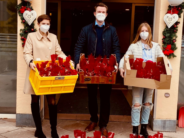 Gruppenbild: Lara Pirchner und Elena Schönberger (Projekt Generationenaustausch) mit Leitung der ÖJAB-SWA Aigen Patrick Ebeling. 