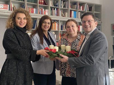 Wilfried Zankl, Bezirksvorsteher von Wien-Meidling (rechts), Alma Avdic, Leiterin des BPI der ÖJAB (1.v.l.), Michaela Winklbauer, Haus- und Pflegedienstleitung des ÖJAB-Pflegewohnhauses Neumargareten (3.v.l.) und Mathilda Pranjkovic, Leiterin der dortigen SeniorInnenbetreuung (2.v.l.). Foto: Büro Wilfired Zankl.