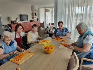 Gemeinsam mit Mitarbeiter:innen und Bewohner:innen finden in den großen modernen Gemeinschaftsküchen im neunen ÖJAB-Pflegewohnhaus regelmäßige Kochrunden statt.