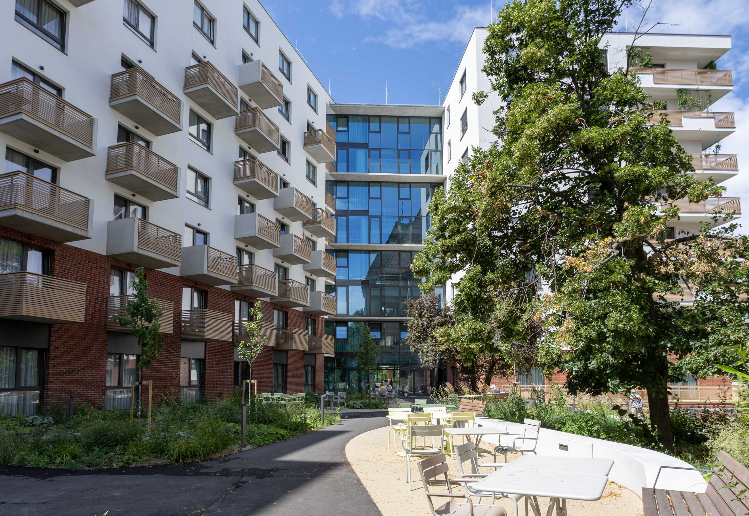 Hof und Garten des ÖJAB-Pflegewohnhauses Neumargareten - Wohlfühlen am Lebenscampus.