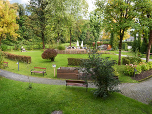 Garten der ÖJAB SeniorInnenwohnanalage Aigen in Salzburg.