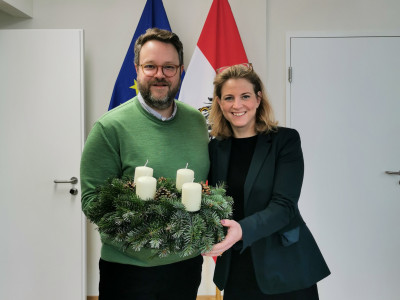 Beate Meinl-Reisinger, NEOS-Parteivorsitzende und Klubchefin (rechts) und Andreas Gruber, ÖJAB-Mitglied (links).