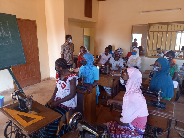 In Ouagadougou werden im Projekt "Frauen - Bildung - Zukunft" Mädchen bzw. junge Frauen zu Schneiderinnen ausgebildet. Ein Blick in die aktuelle Klasse. 