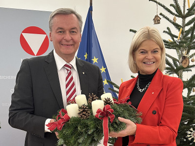 Klaudia Tanner, Bundesministerin für Landesverteidigung mit Dieter Fröhlich, Stv. Geschäftsführer der ÖJAB.