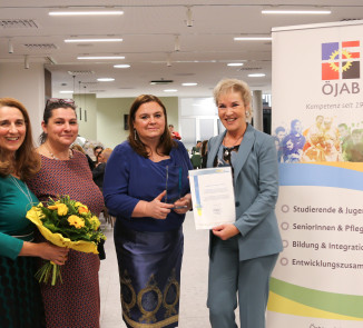 HYGline überreichte dem ÖJAB-Pflegewohnhaus Neumargareten 7. Dezember 2022 den gläsernen Hygiene-Award mit Urkunde. Im Bild von links: Dragica P. Stadlbauer (Hygienebeauftragte des Hauses), Monika Antl-Bartl (Stv. ÖJAB-Geschäftsführerin und Bereichsleiterin Pflege), Michaela Winklbauer (Haus- und Pflegedienstleiterin) und Marion Krejci (Geschäftsführerin der HYGline GmbH hygiene issues & management). Die Überreichung fand im Rahmen der Adventfeier der Mitarbeiterinnen und Mitarbeiter statt.