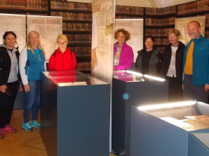 Die WallfahrerInnen staunten über die ausgestellten Bücher und die beeindruckende Ausstellung über die historische Franziskanerbibliothek im Güssinger Kloster. 