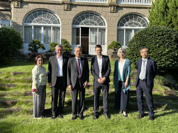 Gruppenfoto vor der Hatoyama Hall: Generalsekretärin der YUAI Hachuda Motomi, Dieter Fröhlich, YUAI-Präsident Yukio Hatoyama, Georg Gaag, Japanisch-Dolmetscherin Michaela Kawaguchi-Hartmann und Nabuki Nishikawa, YUAI-Vorstandsmitglied.