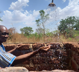 Wasser bedeutet Leben und Freude in Burkina Faso - Szene in einem Waisenhaus in Samandeni.