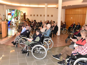 Die Feier der Krankensalbung in der Kapelle vom ÖJAB-Haus St. Franziskus.