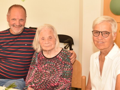 Elfriede Potzmann (96) mit Sohn und Schwiegertochter.