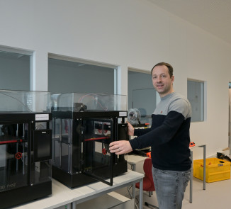 Mario Jakic, stellvertretender Institutsleiter bei den 3-D-Druckern, die nun in den neuen Räumlichkeiten des BPI der ÖJAB im Wiener Quartier Wolfganggasse im dortigen Lebenscampus stehen.