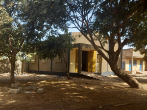 Neu errichtetes Gebäude für die Ausbildung von Installateurinnen und Installateuren in Ouagadougou (Projekt "Handwerk, das Leben verändern kann").