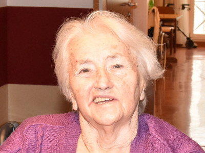Portraitfoto Helene Grohotolski.
