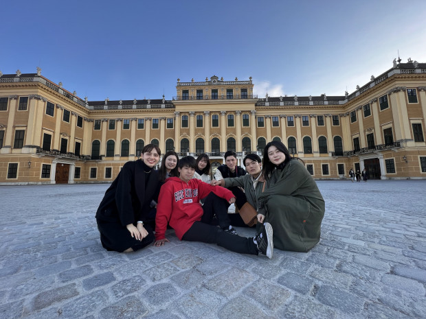Das Schloss Schönbrunn: eine schöne Kulisse für Gruppenposen. Foto: Takao Kitajima.