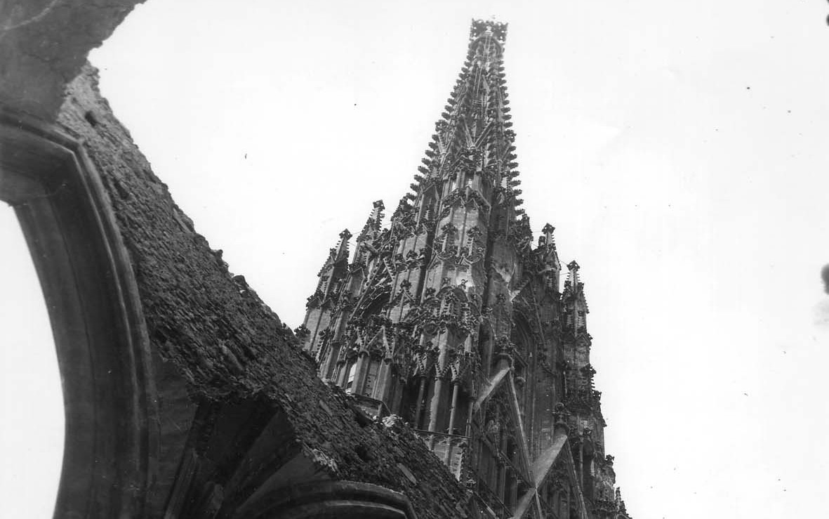 Historische Fotografie des zerbombten Stephansdoms 1946.