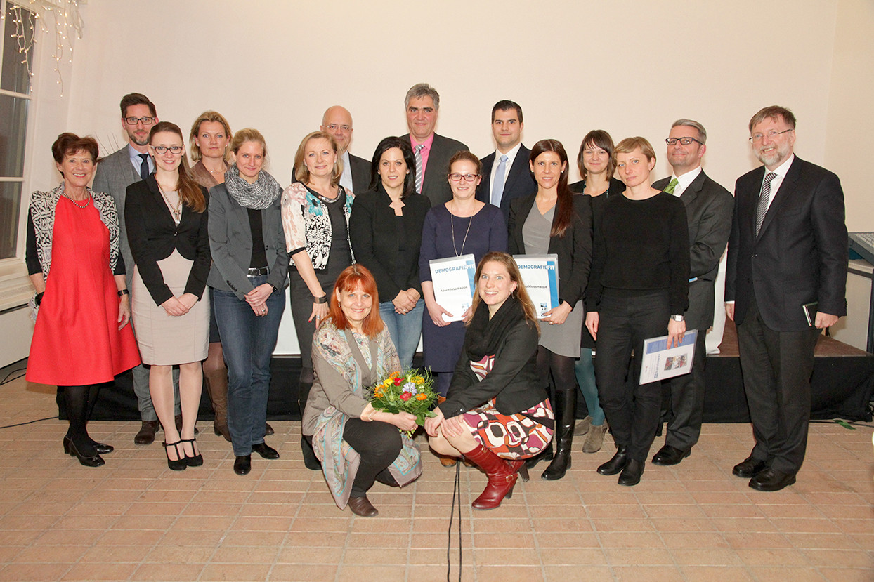 Gruppenfoto von der Abschlussveranstaltung von DemografieFit, mit TeilnehmerInnen, Lehrkräften, OrganisatorInnen und Moderatorin Ingrid Wendl.