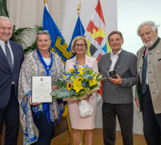 Feierliche Überreichung des Goldenen Ehrenschildes der ÖJAB an Landeshauptfrau Johanna Mikl-Leitner am 14. Juli 2026. Auf dem Foto vom Festakt zu sehen v.l.n.r.: Direktor der Diplomatischen Akademie Wien Martin Eichtinger, ÖJAB-Geschäftsführerin Monika Schüssler, Landeshauptfrau Johanna Mikl-Leitner, ÖJAB-Präsident Günther Schlicker und ÖJAB-Ehrenpräsident Eduard Schüssler. Foto: NLK Burchhart