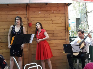 Drei MusikerInnen bei einem Gartenkonzert im ÖJAB-Haus Neumargareten im Juni 2021.