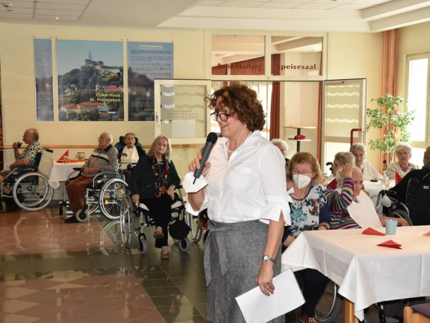 Heimleiterin Elisabeth Muhr bei der Muttertagsfeier. Begrüßung.