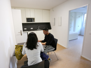 Abbildung eines Vorraums mit Küche und Sitzgelegenheit im neuen ÖJAB-Haus Remise, Jugendwohnheim in Wien-Meidling.