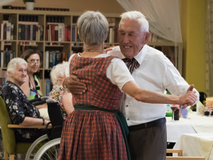 Dancing residents at the summerfest of the SeniorInnenwohnanlage Aigen in Salzburg.