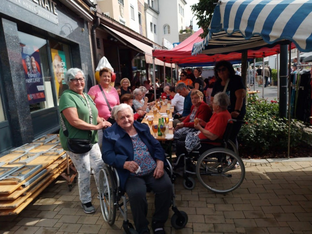 Einige Bewohner:innen und Mitarbeiter:innen des Hauses nutzten den traditonellen Portiunkula-Kirtag in Güssing für einen gemeinsamen Besuch.