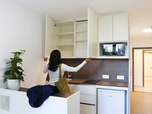 Bewohnerin stehend in einem Einzelzimmer des neuen ÖJAB-Hauses Remise.