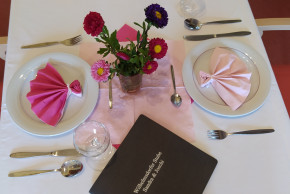 Gedeckter und dekorierter Tisch für das Essen.