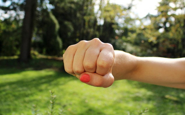 Symbolbild Frauenhand stark