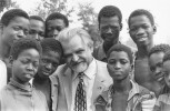 Dr. Bruno Buchwieser mit Jugendlichen in Obervolta (heute: Burkina Faso), um 1970, im Zuge der Errichtung und Eröffnung seiner später nach ihm benannten Schule in Ouagadougou. 