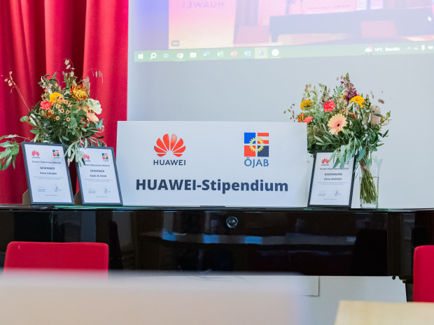 Mit dem Huawei-Stipendium, das nun bereits zum 12. Mal verliehen wurde, werden Studierende gefördert, die für ihre Ausbildung ihren Heimatort verlassen mussten. Foto: Huawei / Marvin Strauss.