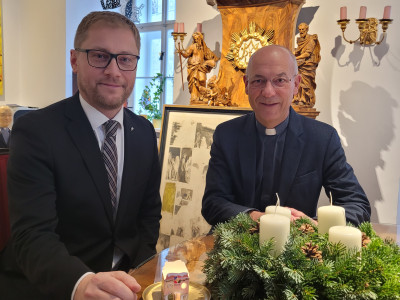 Der Wiener Dompfarrer Toni Faber mit Harald Pöckl, Stv. Geschäftsführer der ÖJAB (links).