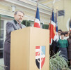 Dr. Bruno Buchwieser bei einer Ansprache im Jungarbeiterdorf Hochleiten, für welches er mit dem Dr. Karl Renner-Preis ausgezeichnet wurde. Im Hintergrund ein Jugendchor. Foto ohne Jahr, 1960er Jahre. 