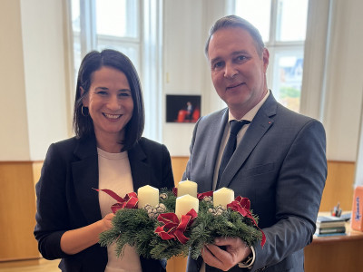 Andreas Babler, SPÖ-Parteivorsitzender und -Klubobmann mit Daniela Lucia Bichl, Leitung Neue Medien & interne Kommunikation der ÖJAB.