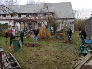 Unbegleitete minderjährige Flüchtlinge bei der Gartenarbeit, im Hintergrund das ÖJAB-Haus Greifenstein.