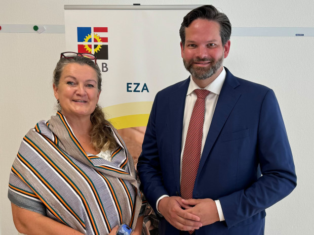 Lukas Mandl, ÖVP, Mitglied des Europäischen Parlaments mit Monika Schüssler Geschäftsführerin der ÖJAB vor dem offiziellen Beginn der Veranstaltung.