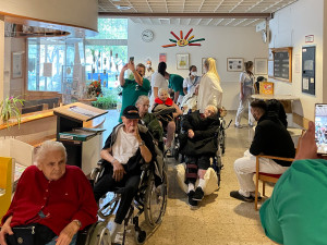 BewohnerInnen und PflegerInnen stehen in einer Reihe im Foyer des alten ÖJAB-Hauses Neumargareten und warten auf die Übersiedlung.