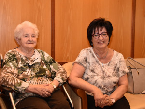 Bewohnerin und Angehörige feiern gemeinsam.