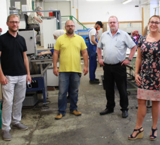 Nicole Meissner, Geschäftsführerin der St. Elisabeth-Stiftung gemeinsam mit (v.l.n.r.) Harald Pöckl, Stv. Geschäftsführer der ÖJAB, Jürgen Saller, ÖJAB-Fachbereichsleiter Metall & Elektro und Ernst Traindt, ÖJAB-Bereichsleiter der Jugend- und Erwachsenenbildung in den Werkstätten des BPI der ÖJAB.